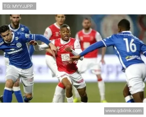 足球明星风采大揭秘：从场上表现到场外生活的全方位介绍